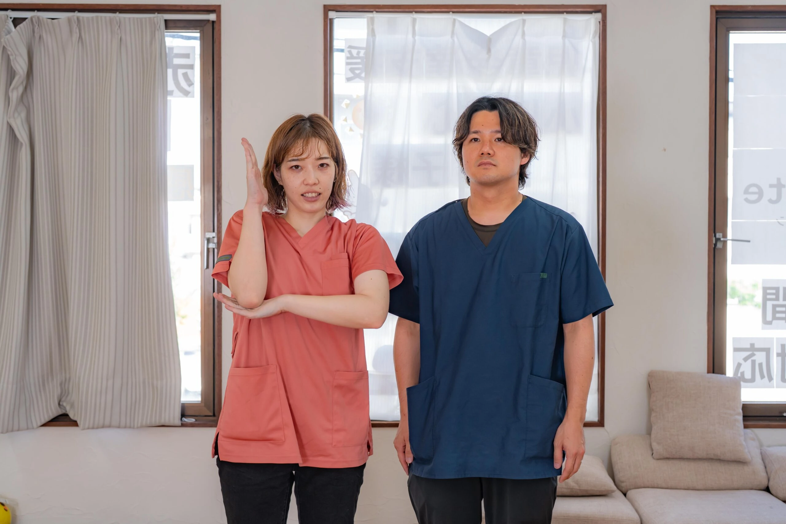 室内に並ぶスタッフ