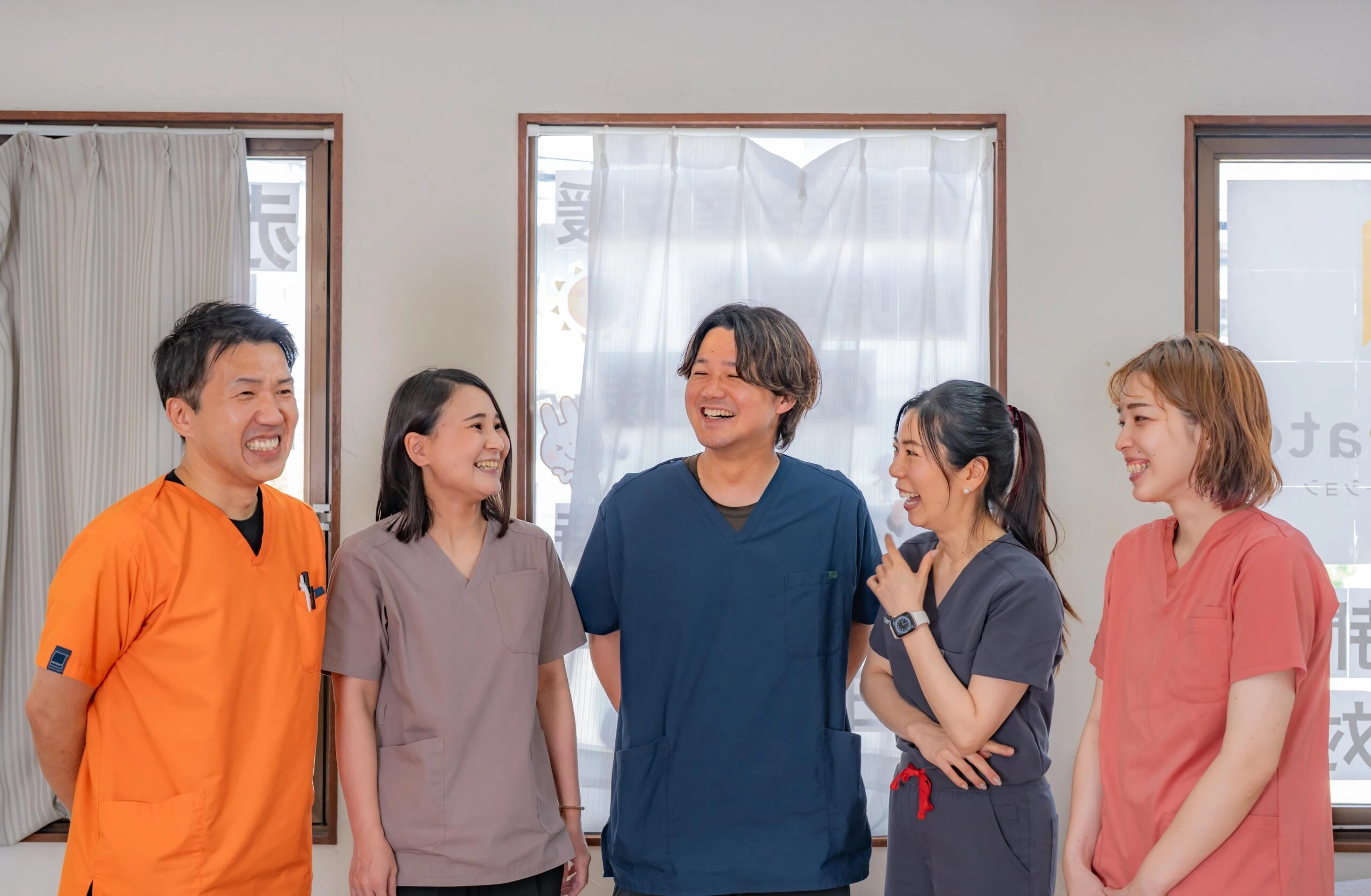 談笑するスタッフたち
