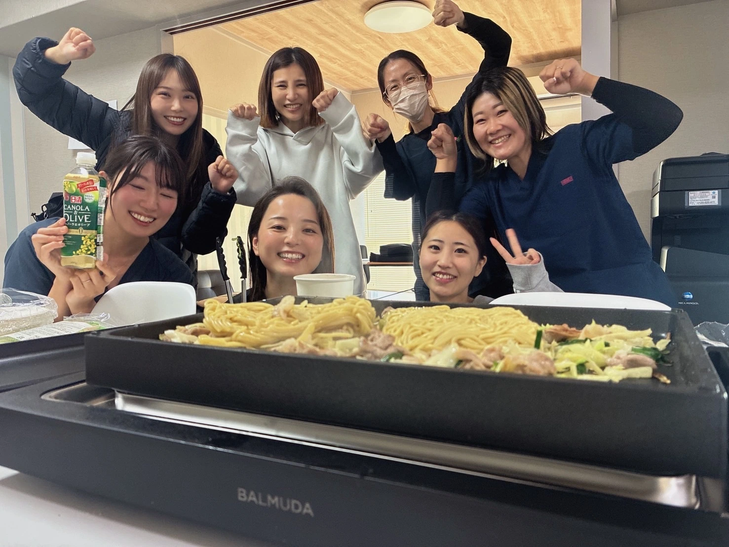 調理を楽しむスタッフ