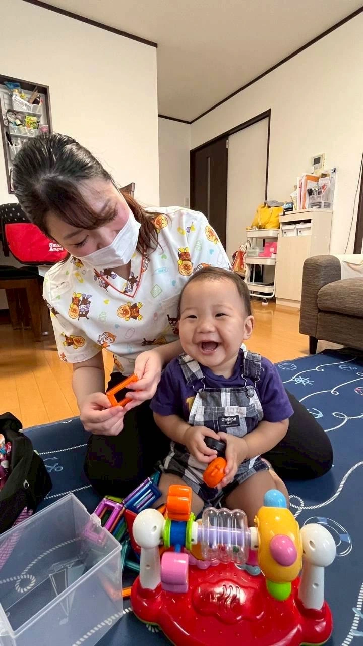 子どものそばで対応するスタッフ