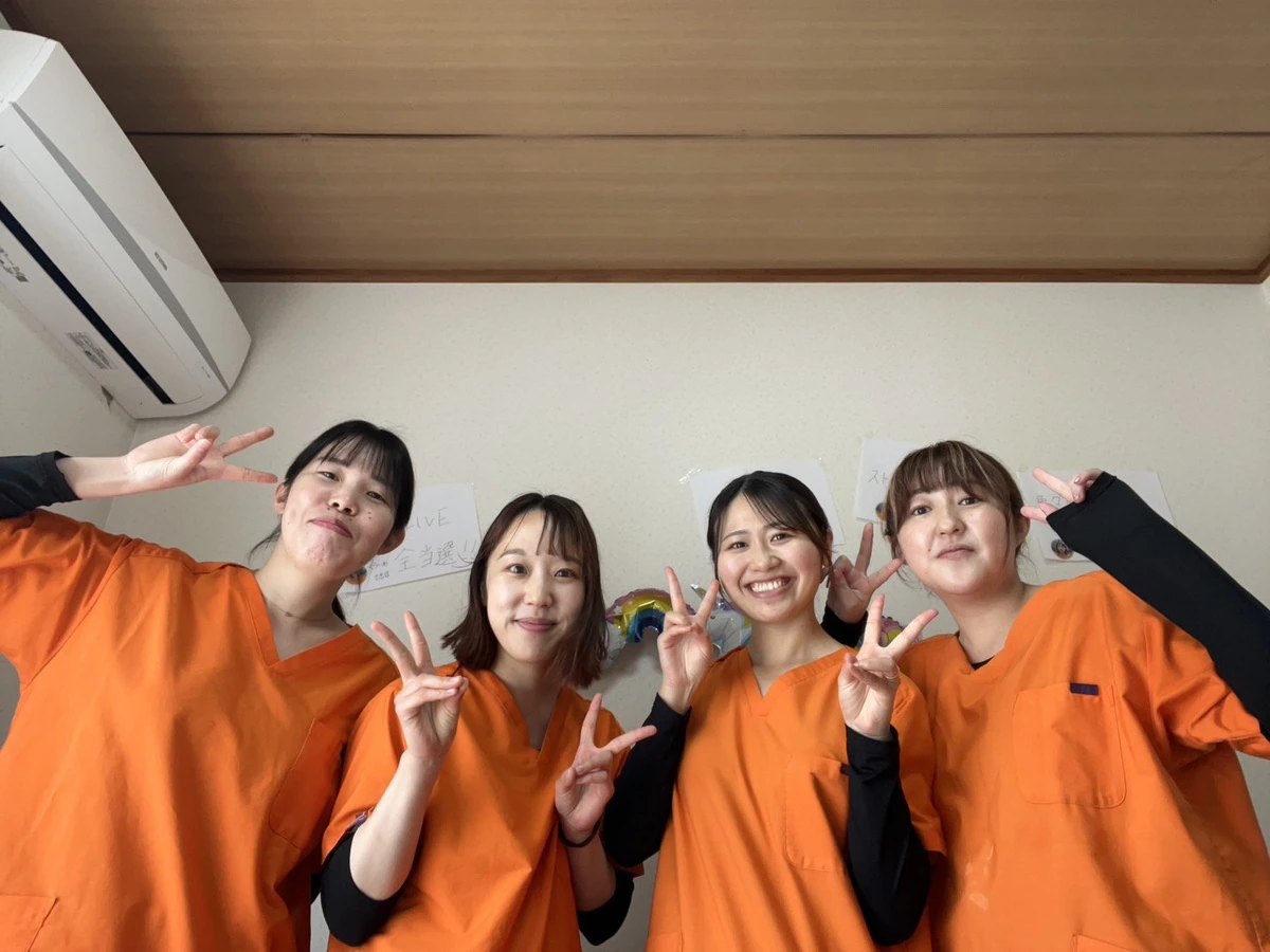 笑顔で並ぶスタッフ
