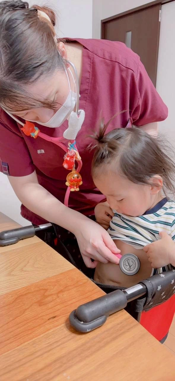 子どものそばで対応するスタッフ