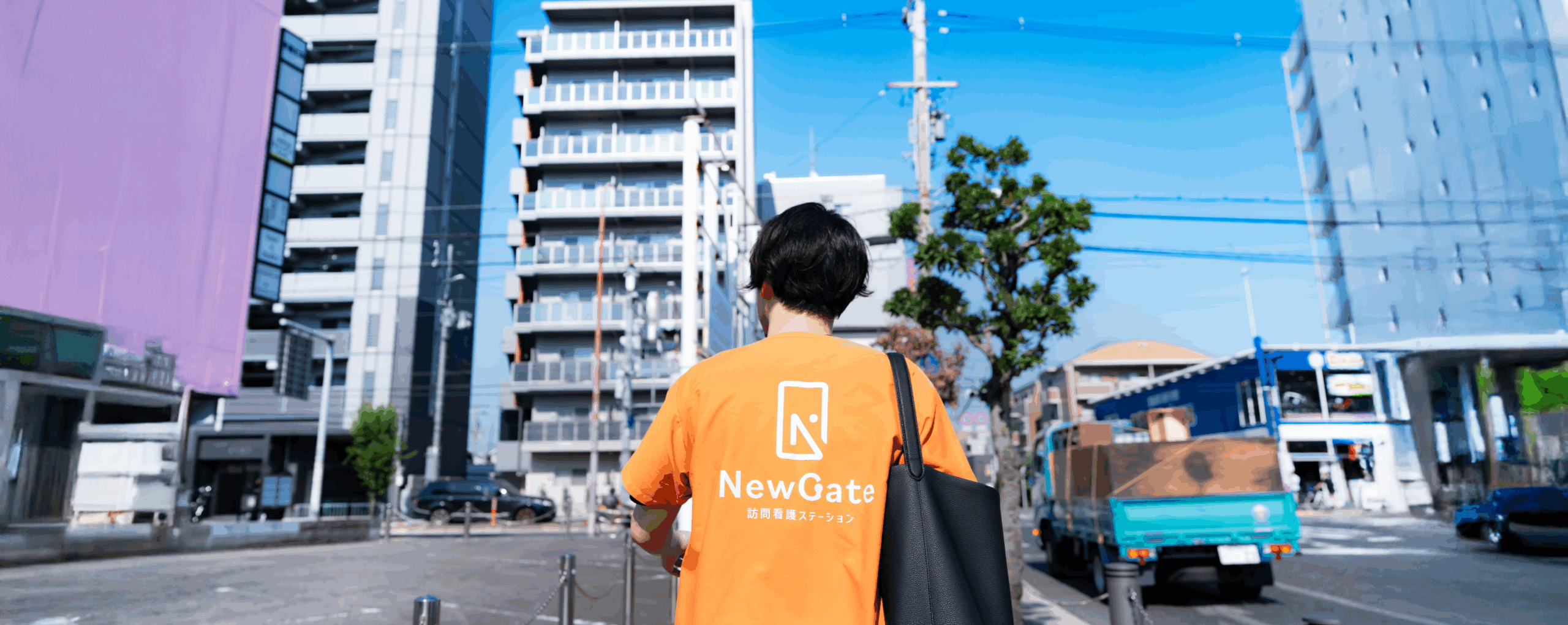 NewGateのユニフォームで移動するスタッフ