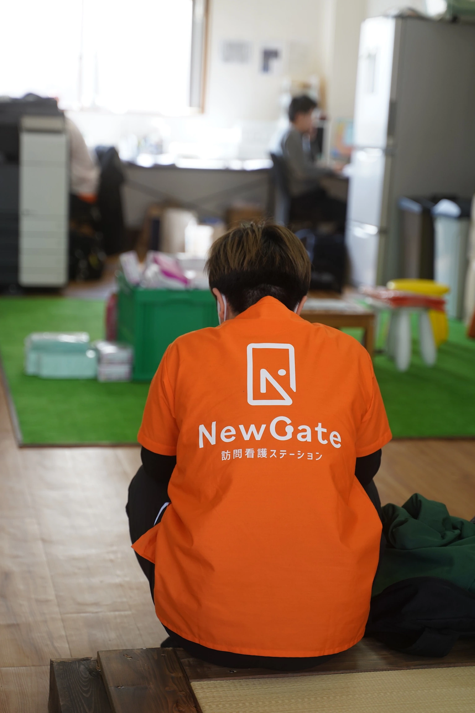 NewGateのユニフォームを着たスタッフの後ろ姿