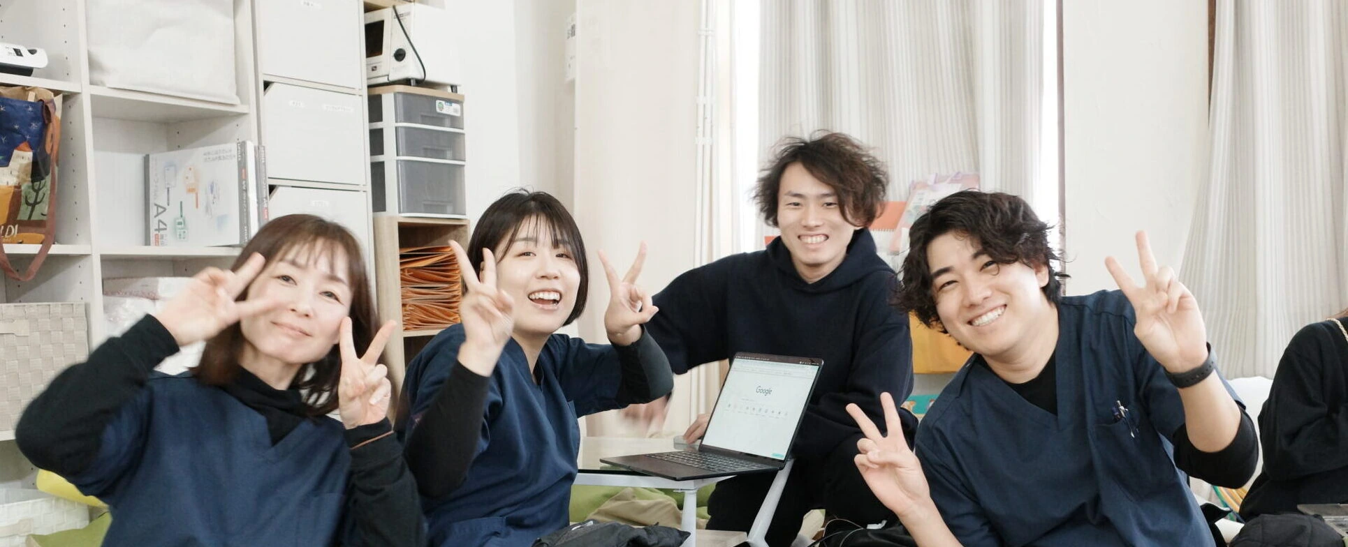 笑顔で並ぶスタッフ