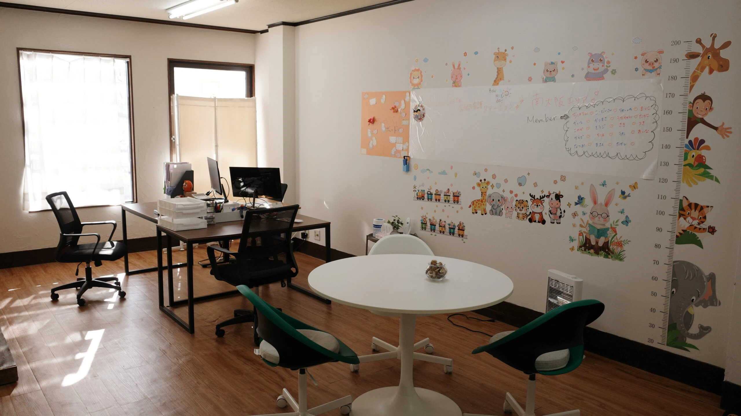 事務所のデスクとテーブル