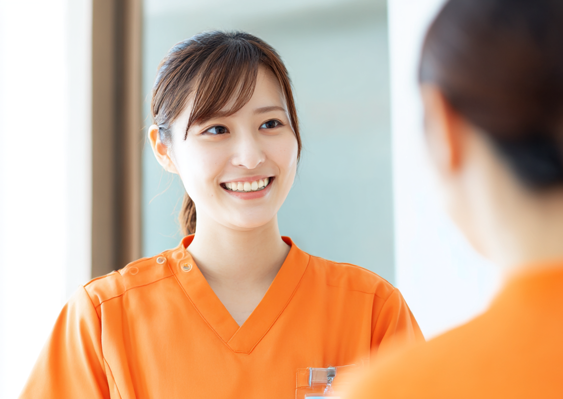 笑顔で話を聞くスタッフ