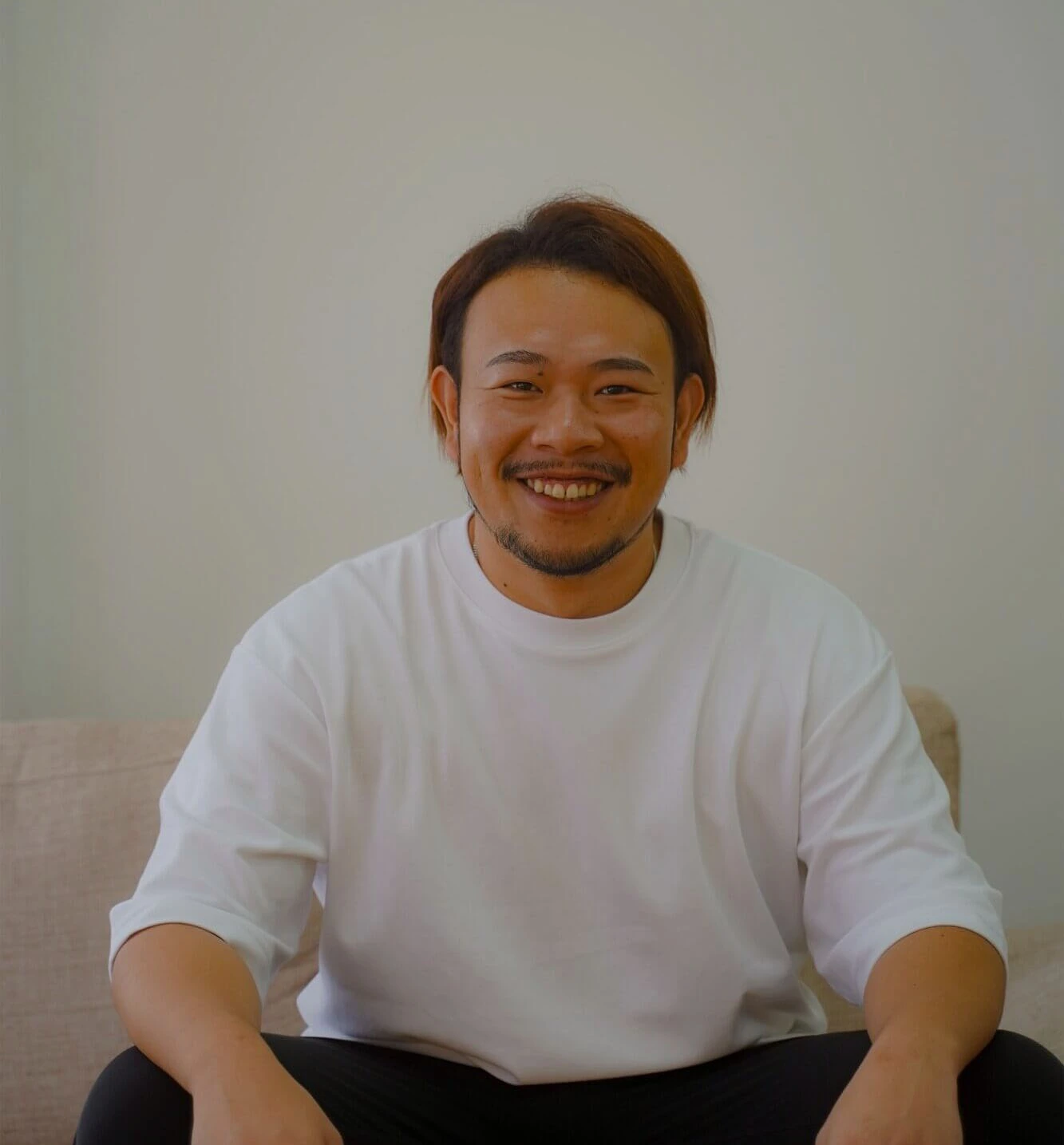 椅子に座る男性