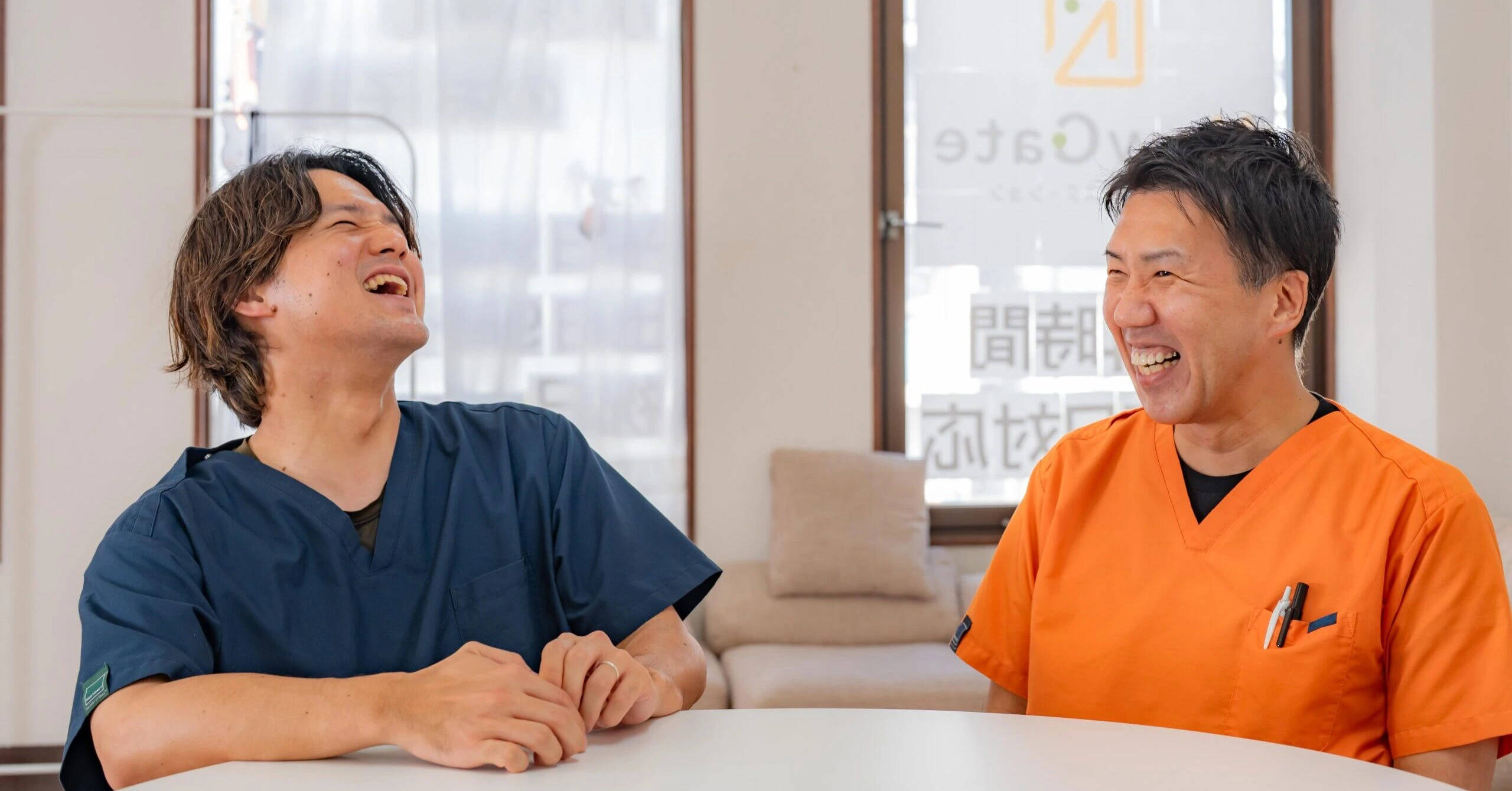 笑顔で話すスタッフ