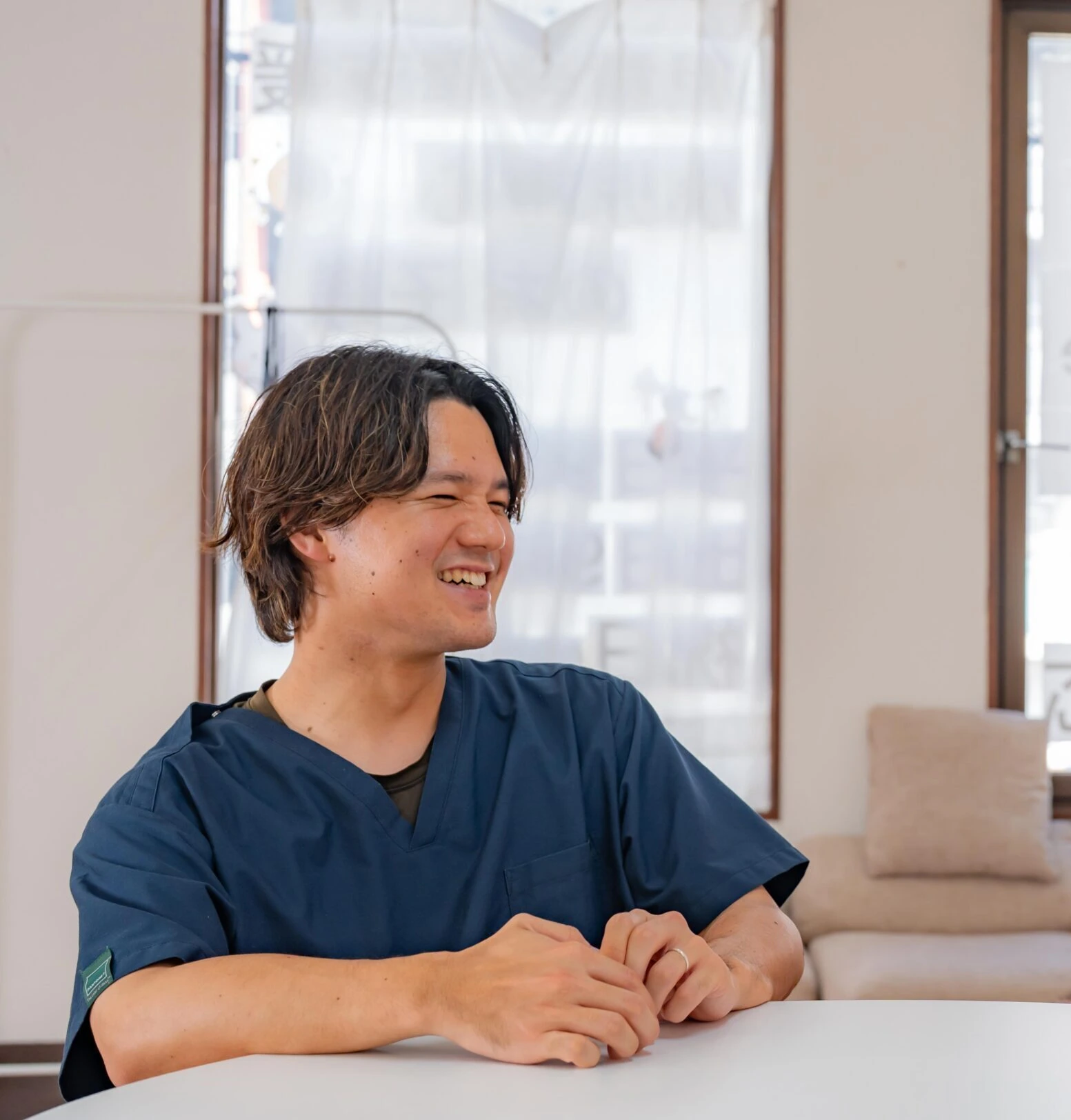 笑顔で話すスタッフ