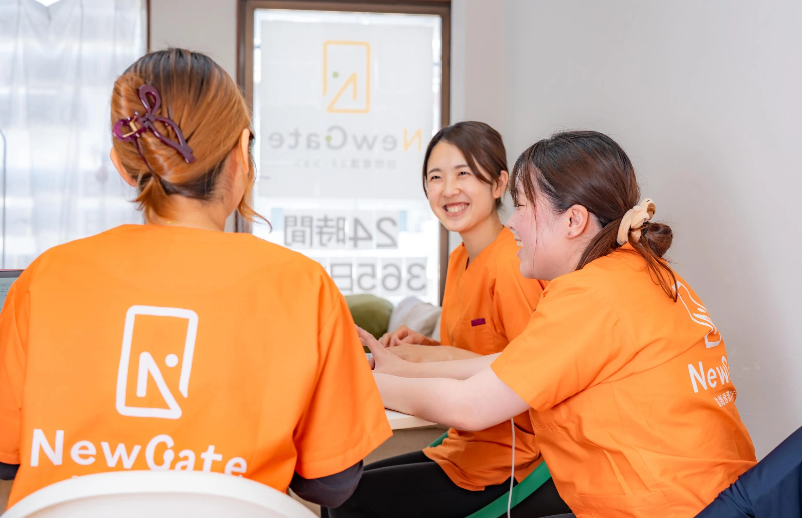 パソコンを使って打ち合わせをするスタッフ